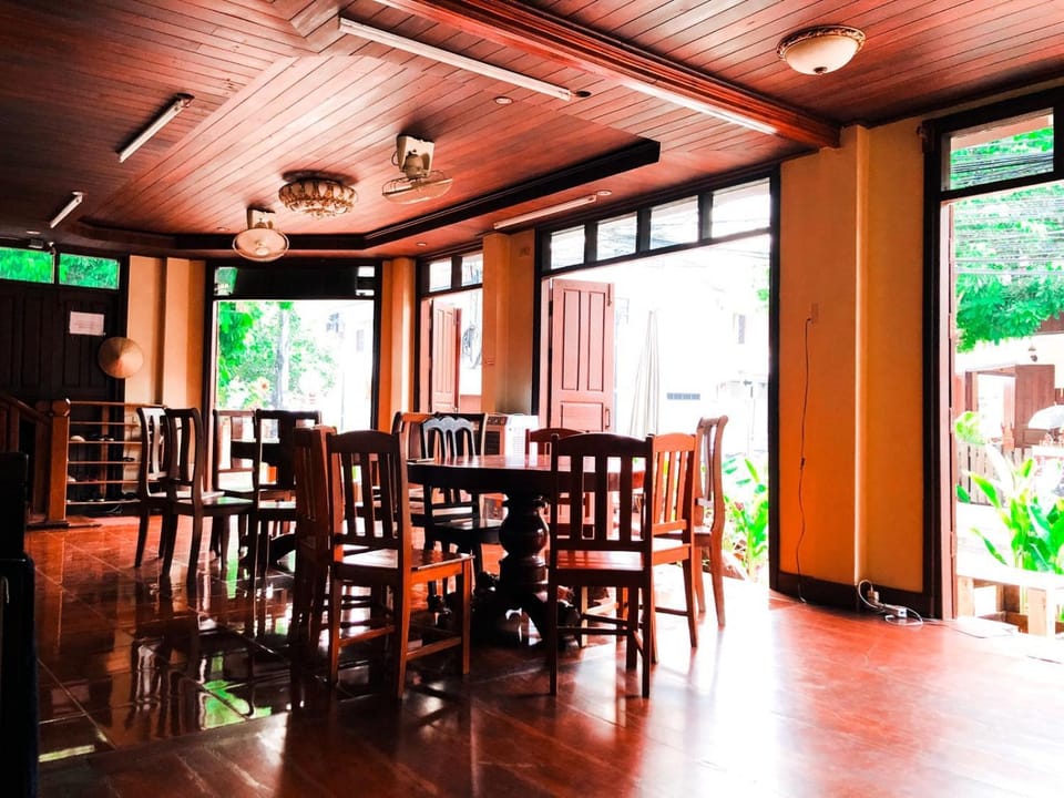 Restaurant/places to eat, Living room, Seating area