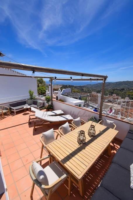 Calle Alta 37, Frigiliana Luxury 3 bedroom center Townhouse with large terrace and sea views HansOnHoliday Rentals House in Frigiliana