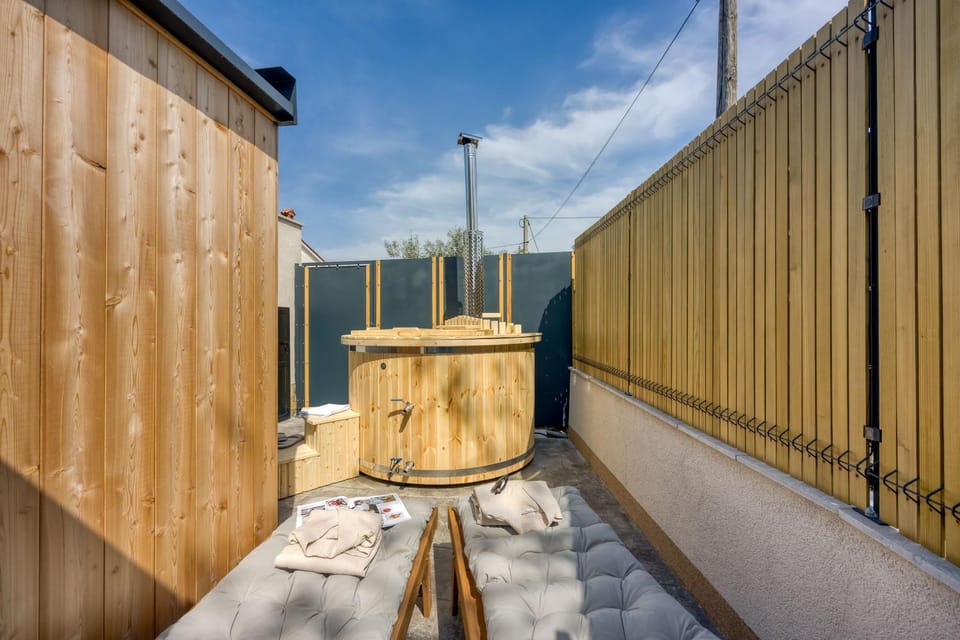 Hot Tub, Area and facilities