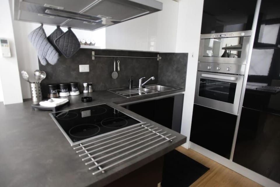 Kitchen or kitchenette, dishwasher, oven, pet friendly, stove