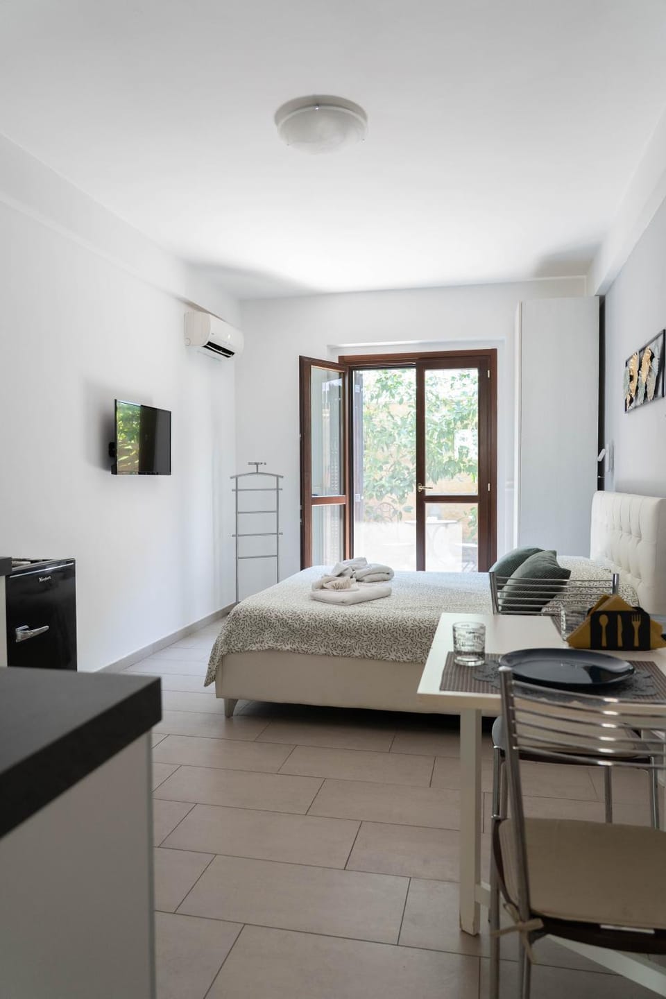 Bed, TV and multimedia, Bedroom