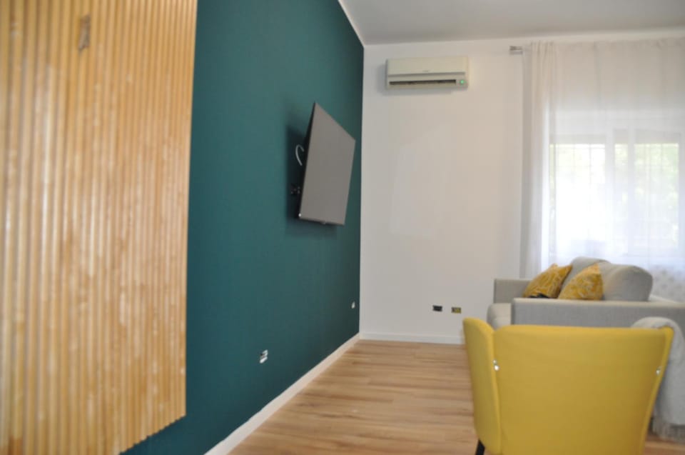 Communal lounge/ TV room, TV and multimedia, Living room, Seating area, Evening entertainment, air conditioner