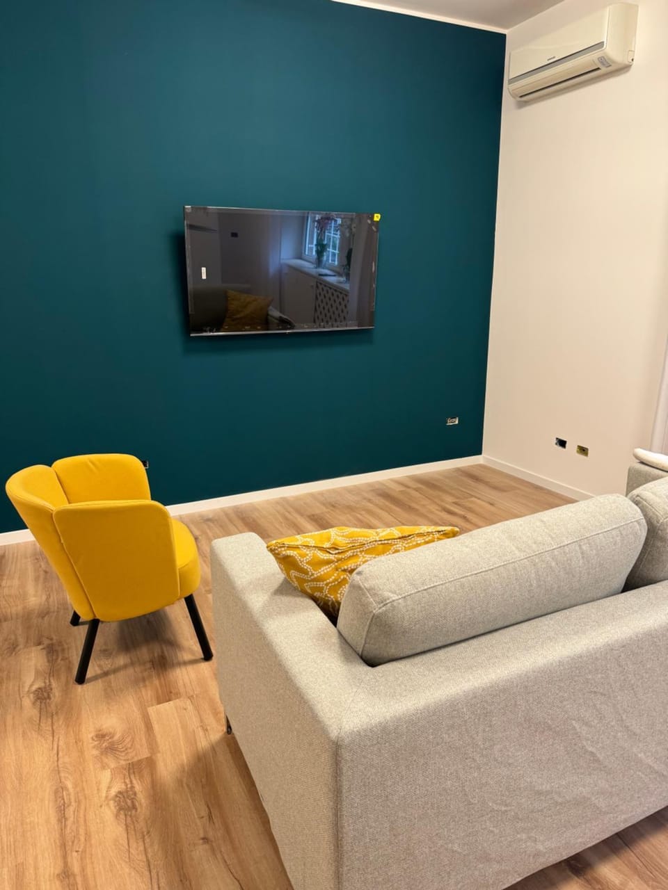 Communal lounge/ TV room, TV and multimedia, Living room, Seating area, Evening entertainment, air conditioner