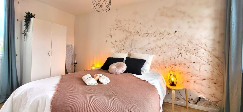 Bed, Bedroom, towels