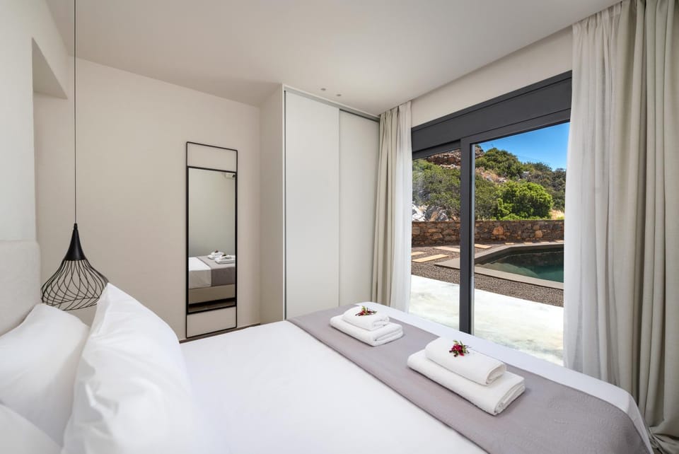 Bed, Bedroom, Pool view, towels