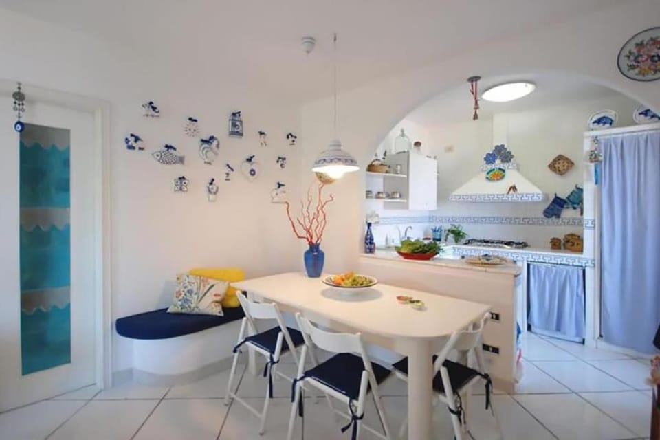 Kitchen or kitchenette, Dining area, stove