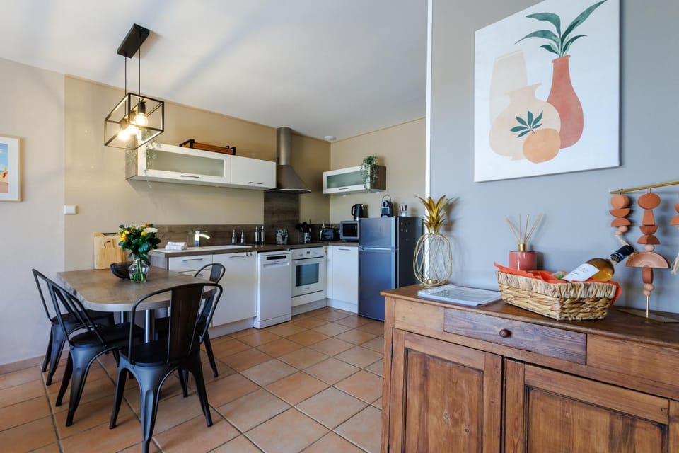 Kitchen or kitchenette, Dining area