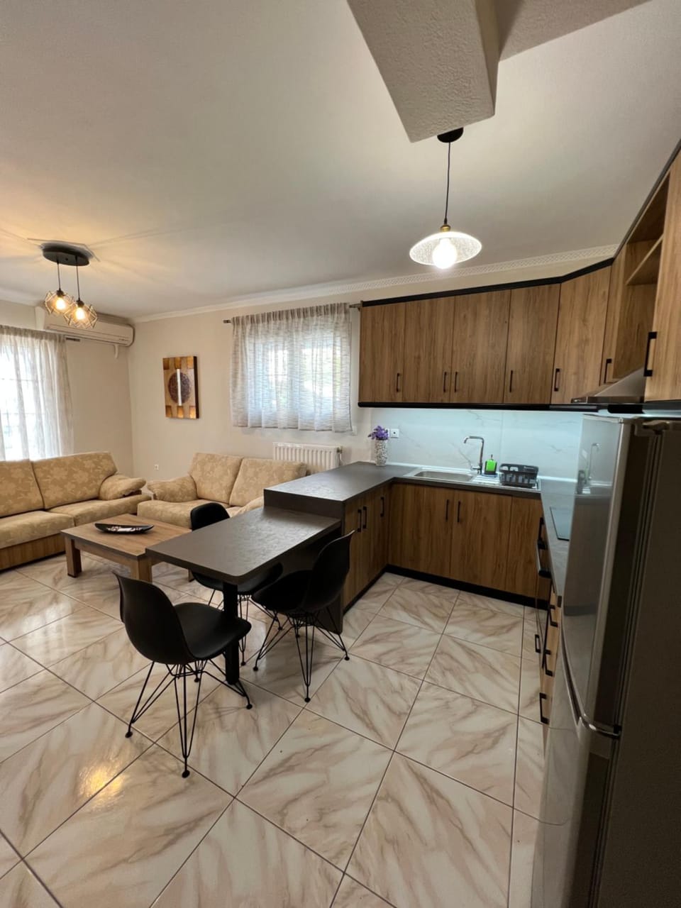 Kitchen or kitchenette, Dining area