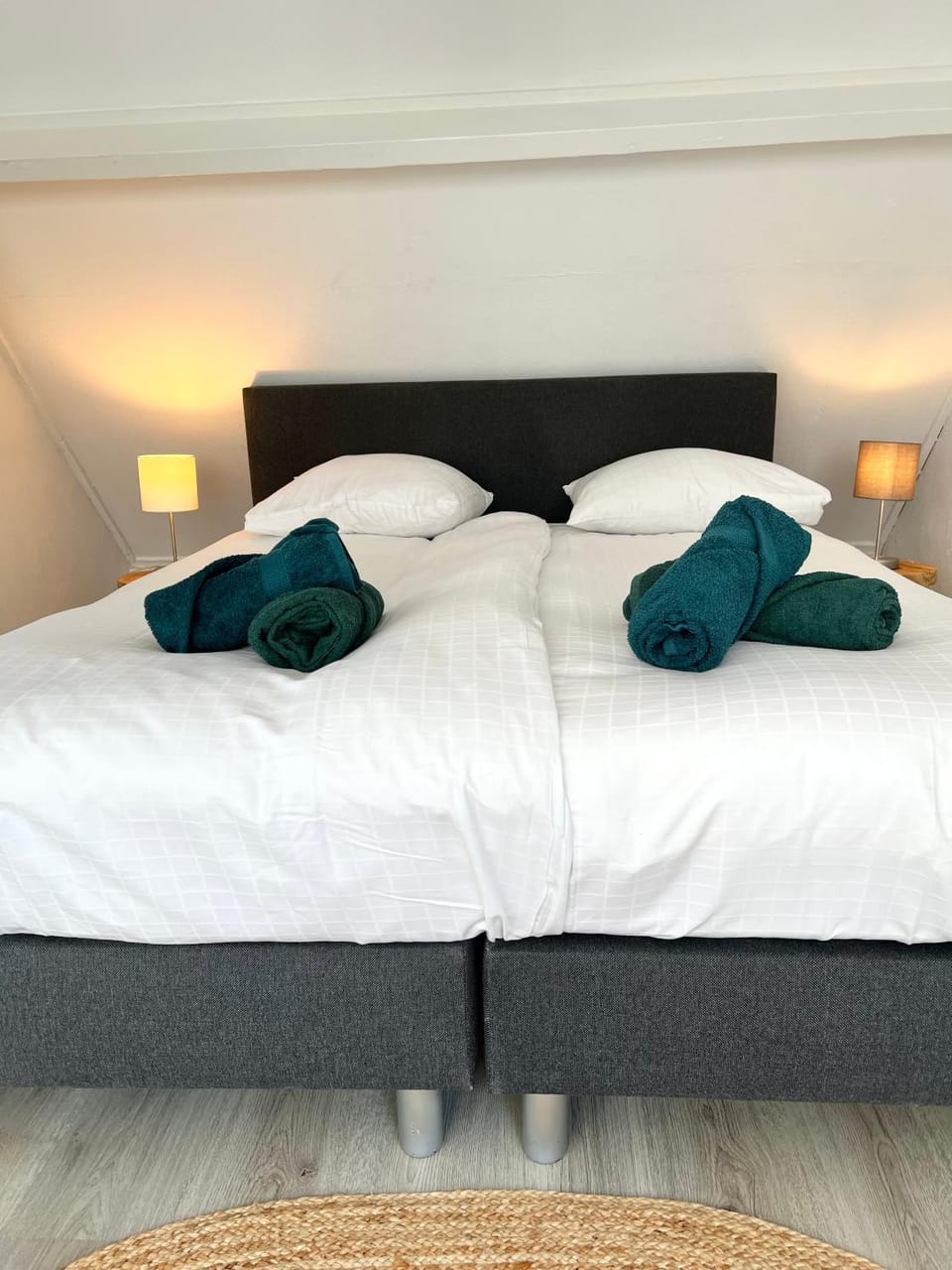 Bed, Bedroom, towels