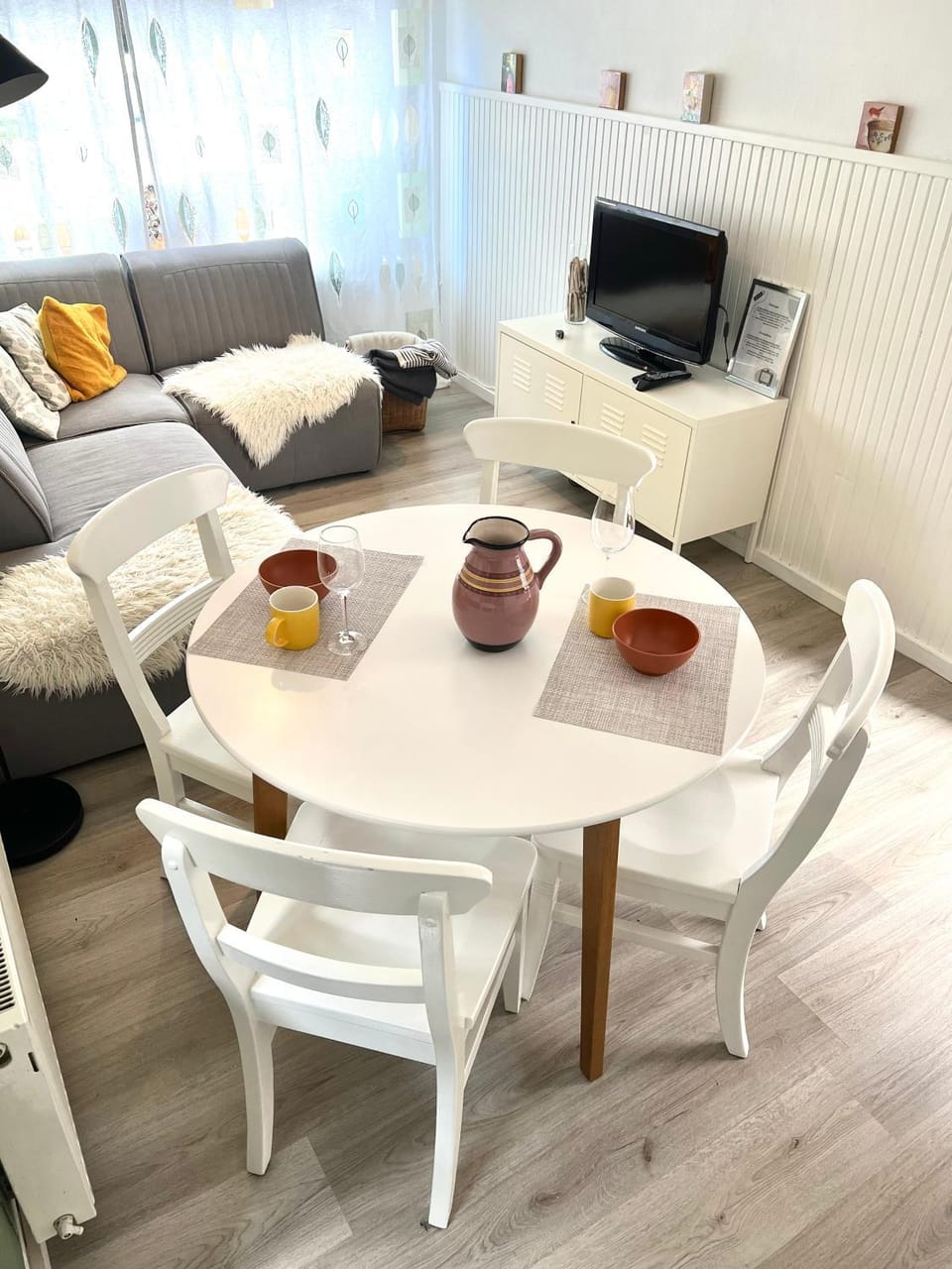 TV and multimedia, Living room, Food and drinks, Seating area, Dining area, Food