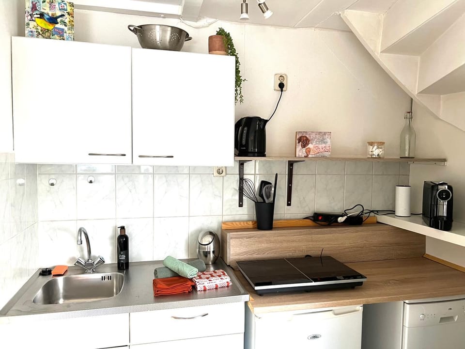 Coffee/tea facilities, Kitchen or kitchenette, dishwasher, stove, toaster