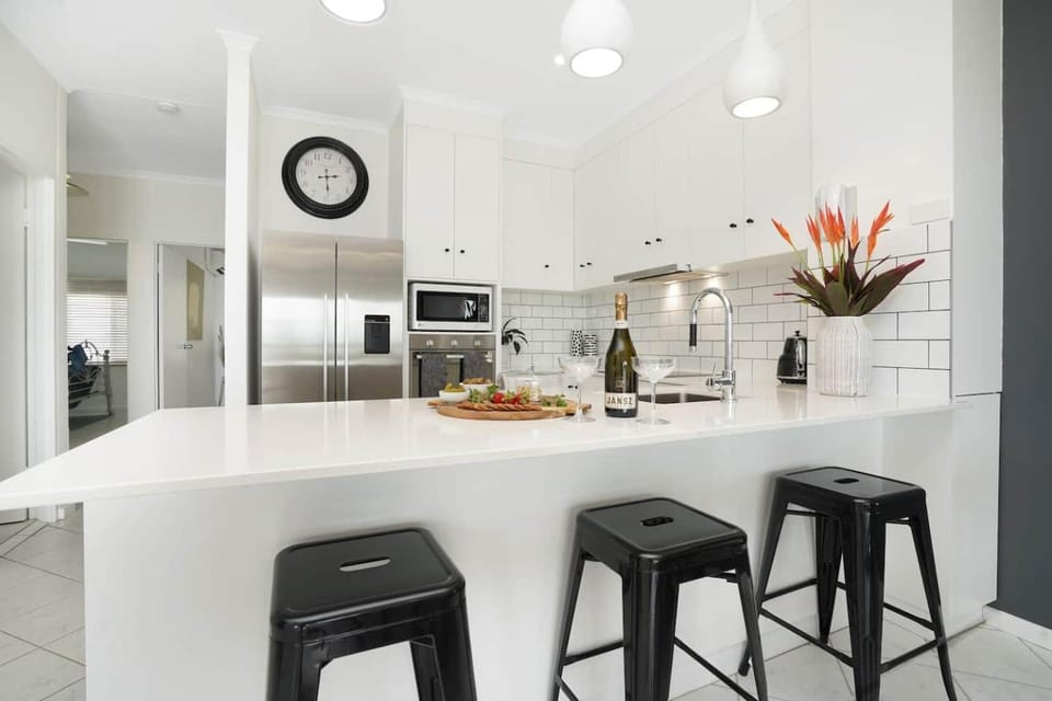 Sensational Sunsets Ocean Views from Top Floor Apartment in Darwin