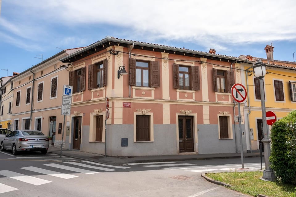 Property building, Facade/entrance, Day, Street view, Location