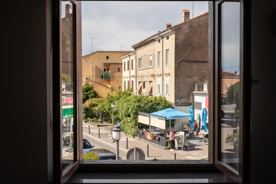 Day, Neighbourhood, City view, Street view, Location