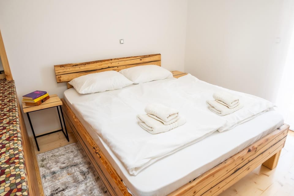Bed, Bedroom, towels