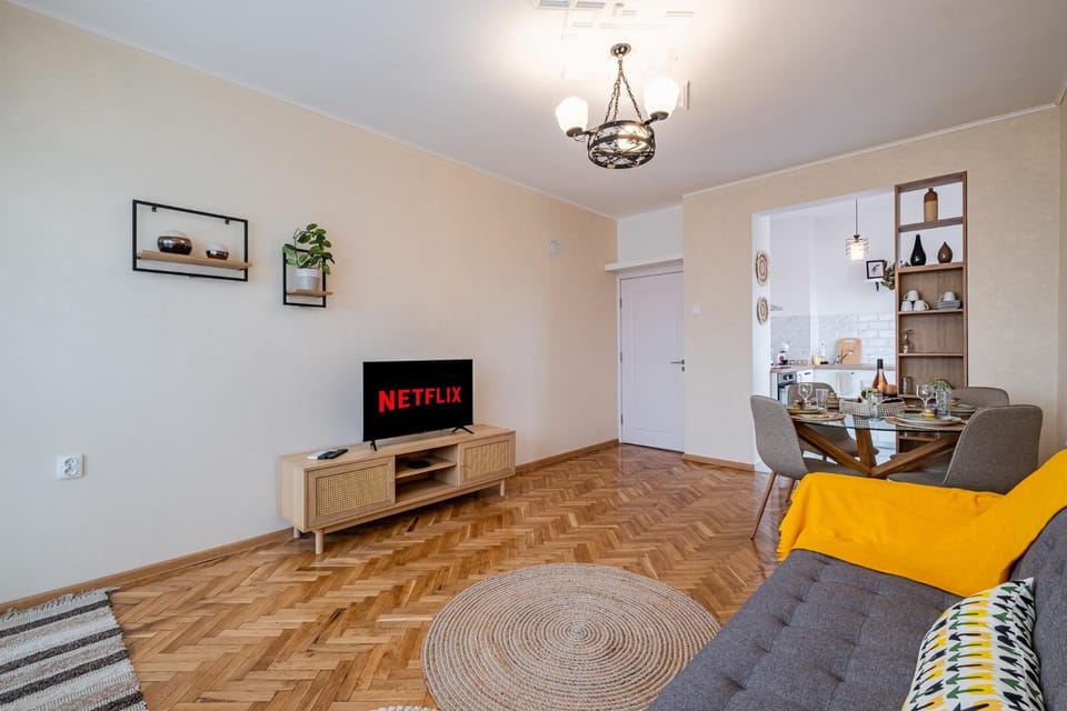 Communal lounge/ TV room, TV and multimedia, Living room, Seating area, air conditioner