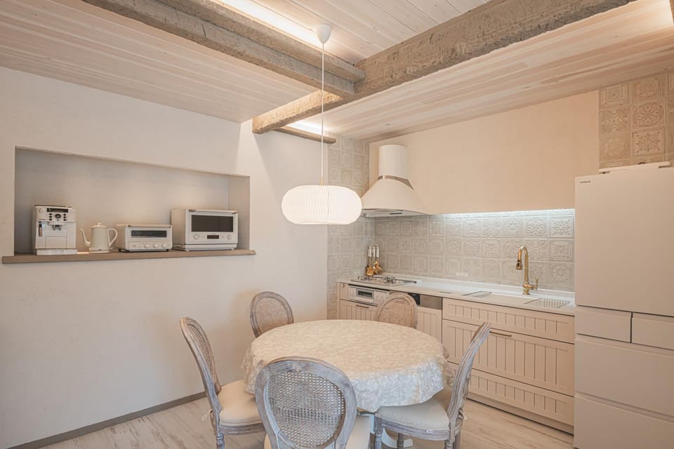 Kitchen or kitchenette, Dining area, oven, stove