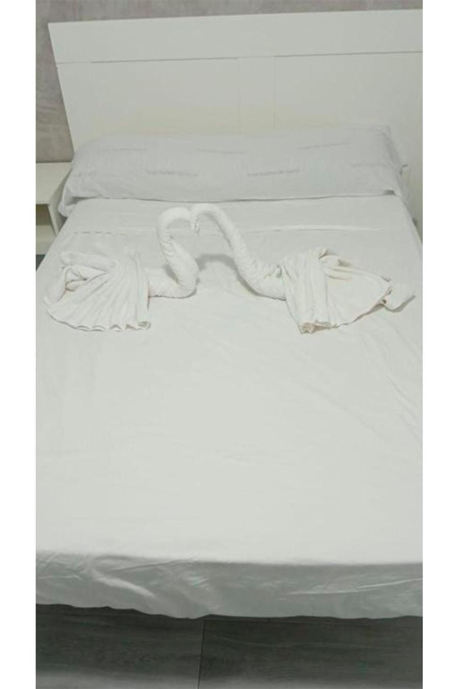 Bed, Bedroom, towels