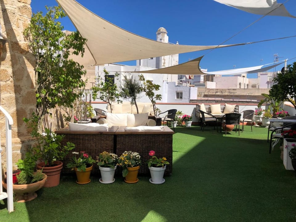 Patio, Day, Balcony/Terrace, Entertainment