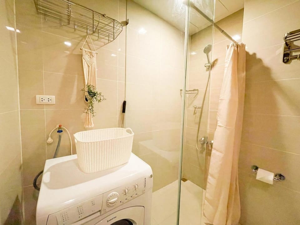 BGC Stay: Prime Condo AcrossGrand Hyatt #oursw32p House in Makati