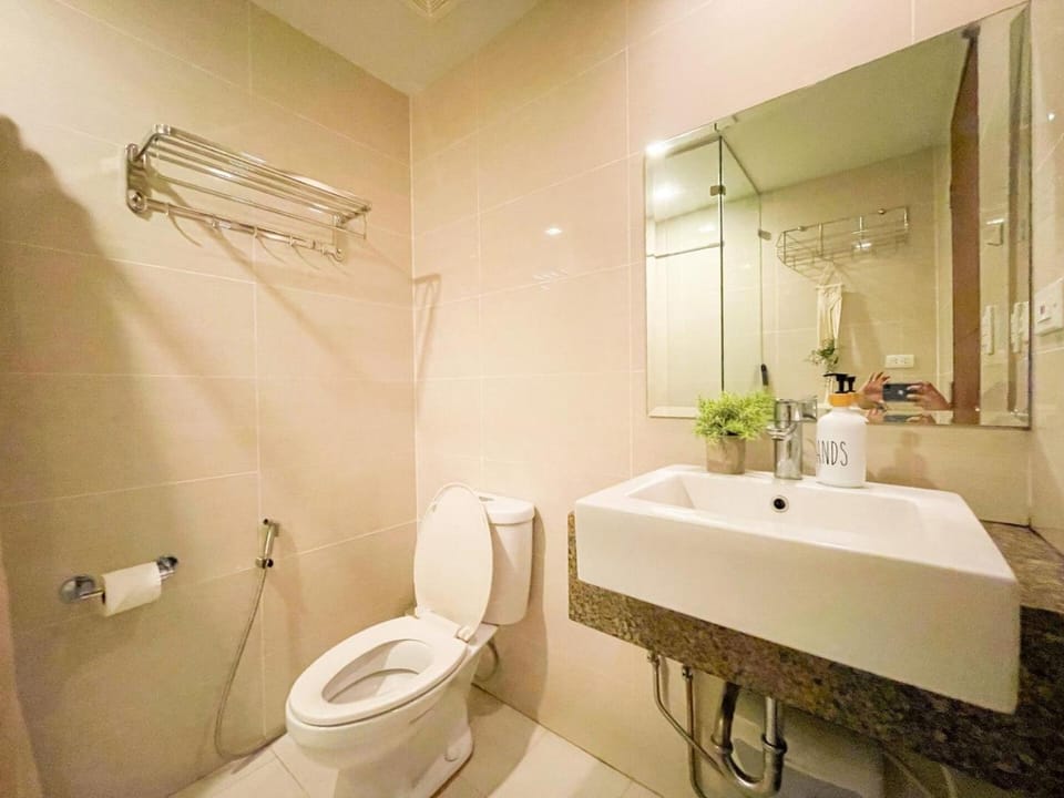 BGC Stay: Prime Condo AcrossGrand Hyatt #oursw32p House in Makati