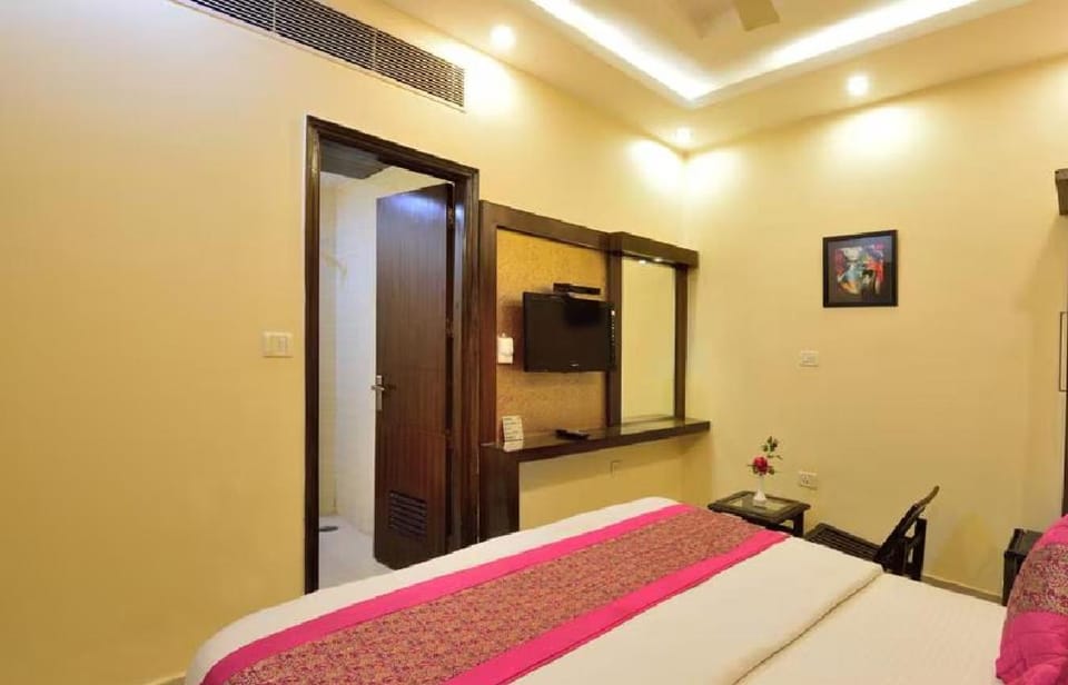 Bed, Seating area, Bedroom