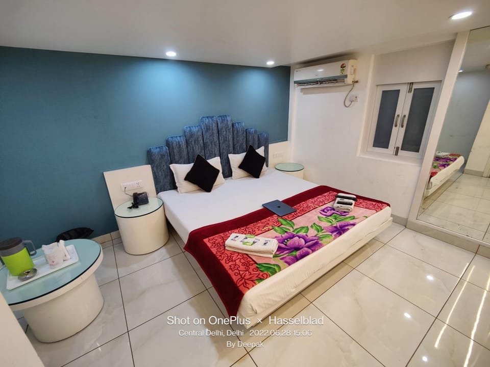 Bed, Living room, Photo of the whole room, Seating area, Bedroom, towels, air conditioner