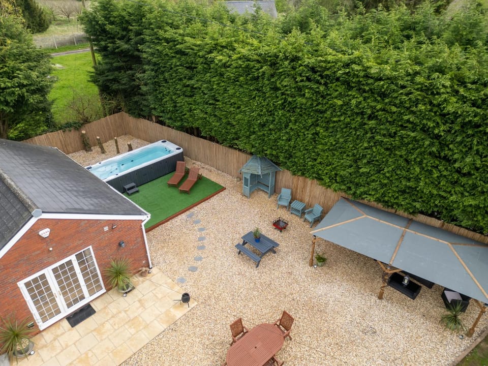 Stratford-upon-Avon 4BR Family Mansion on 1 acre with Swim Spa, Gym & BBQ! House in Wychavon District