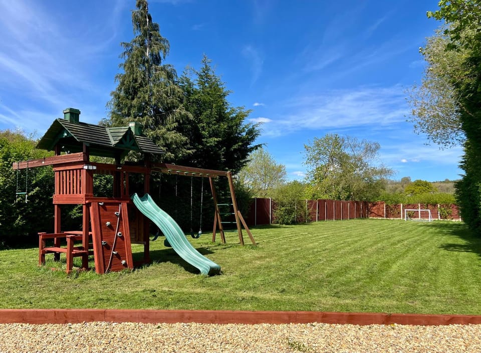 Stratford-upon-Avon 4BR Family Mansion on 1 acre with Swim Spa, Gym & BBQ! House in Wychavon District