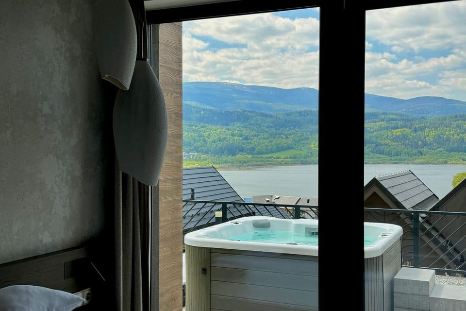 Bedroom, Mountain view