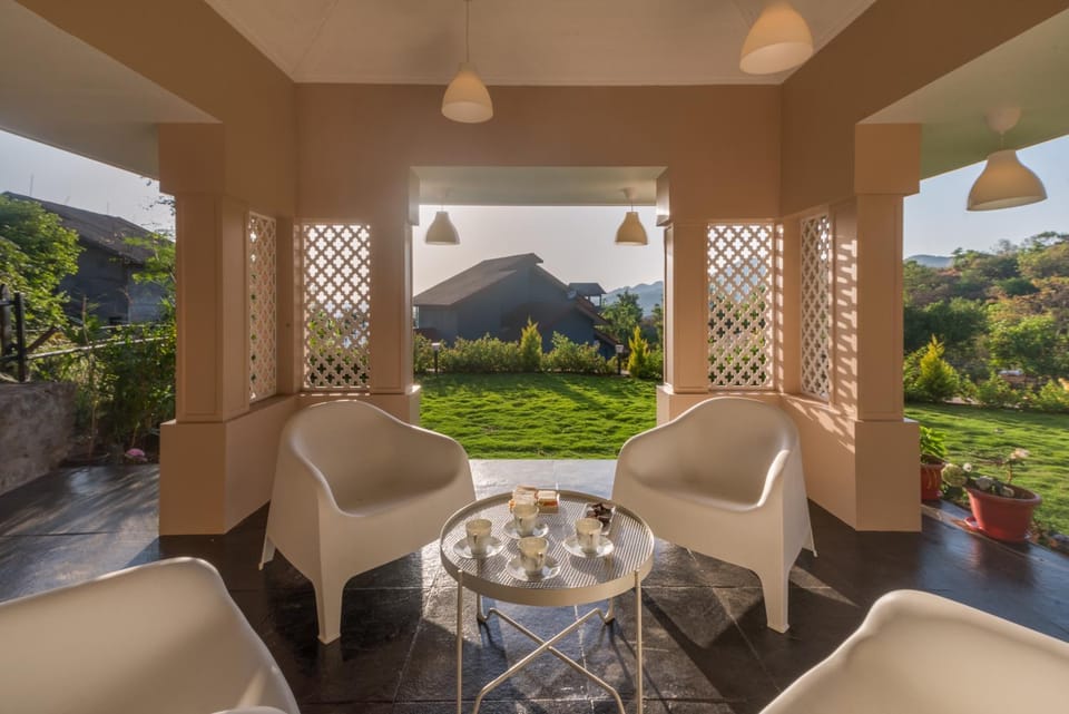 Spring, Day, Garden, Seating area, Dining area, Garden view