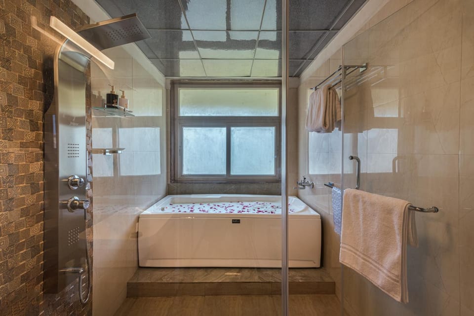 Shower, Bed, Bathroom, Photo of the whole room, Bedroom, towels