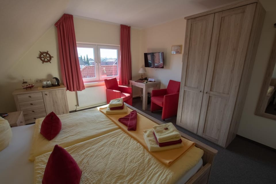 Bed, TV and multimedia, Photo of the whole room, towels, wardrobe