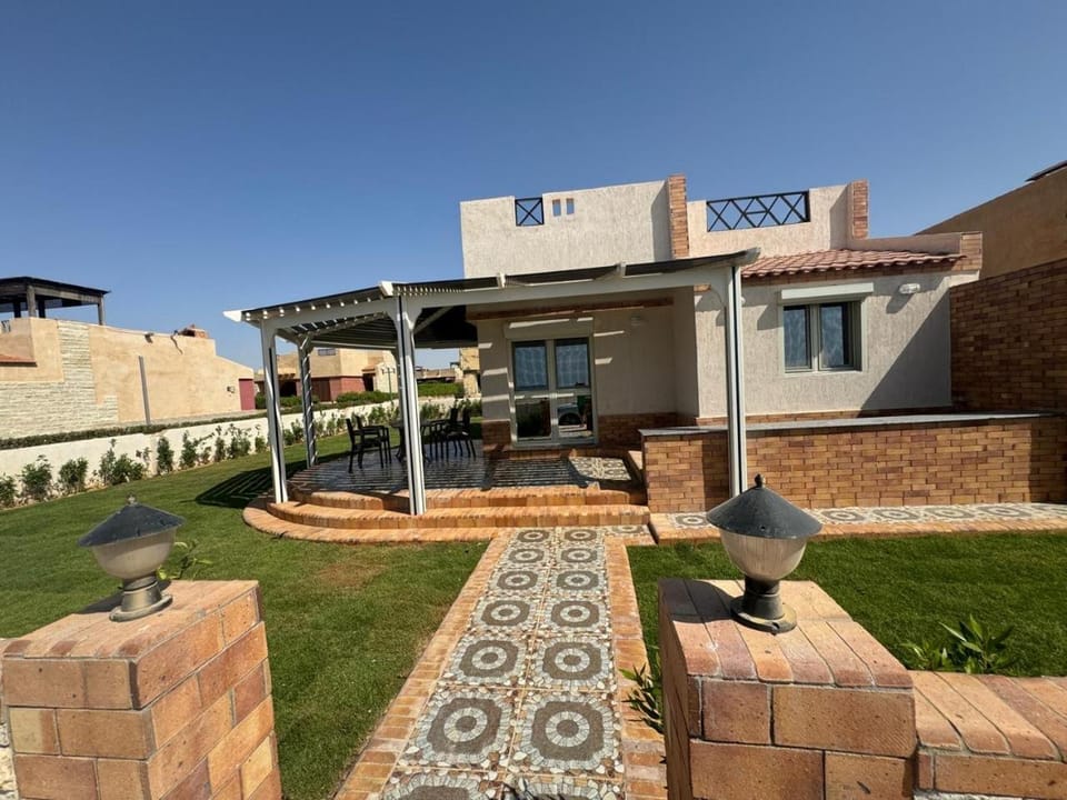 Property building, Facade/entrance, Garden, Garden view