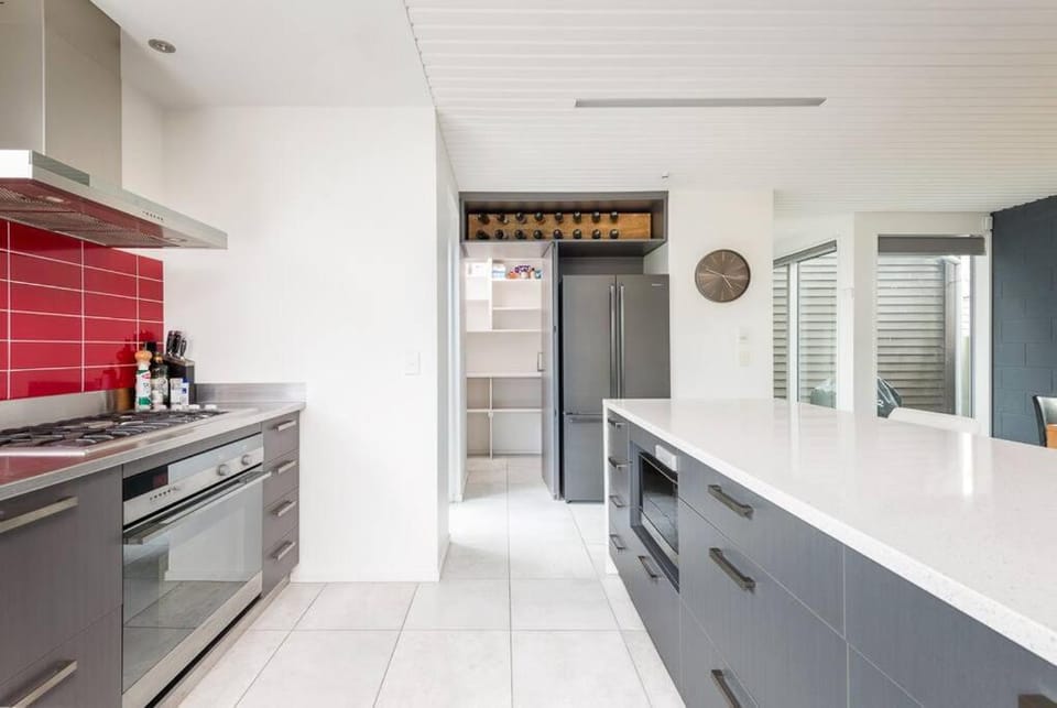 Kitchen or kitchenette, dishwasher, oven