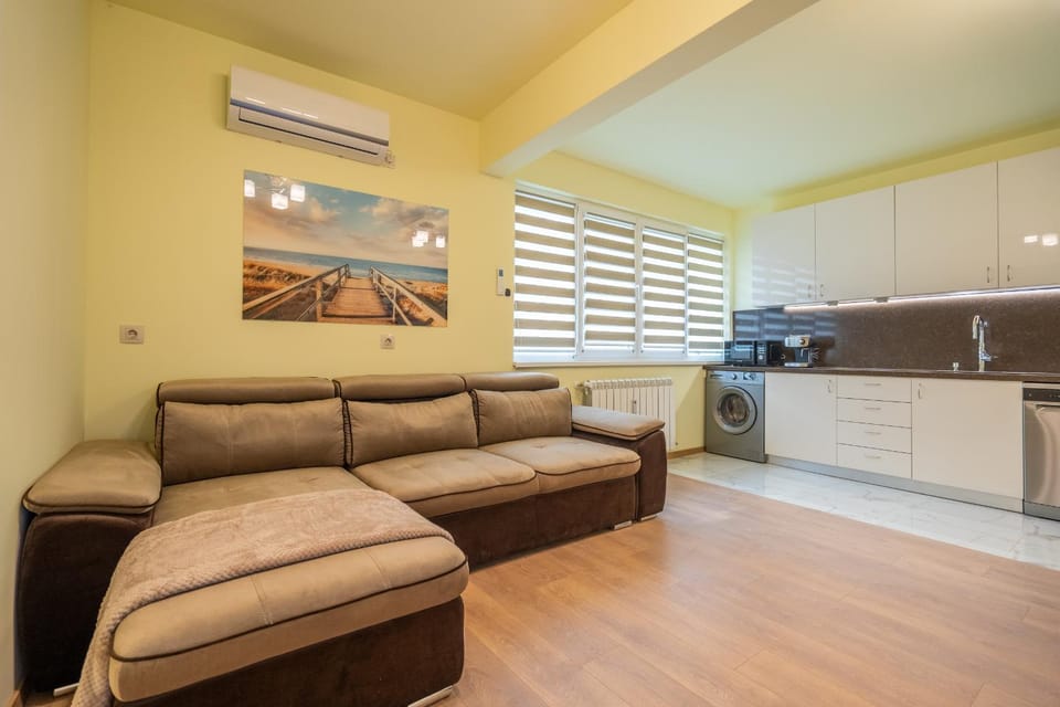 Kitchen or kitchenette, Living room, Seating area, Dining area