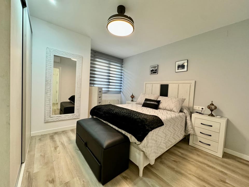 Photo of the whole room, Bedroom