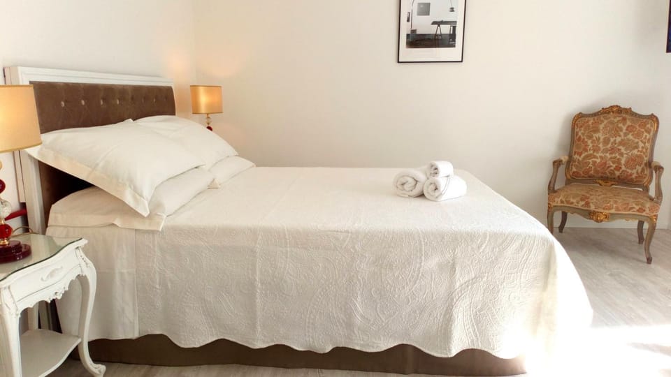 Photo of the whole room, Bedroom, towels
