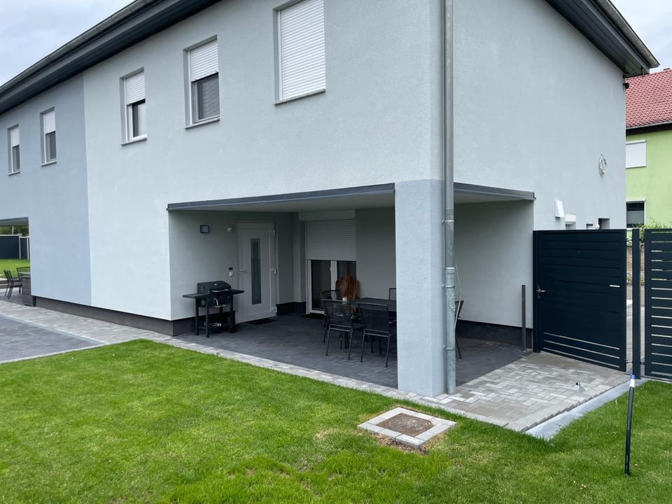 Property building, BBQ facilities, Balcony/Terrace