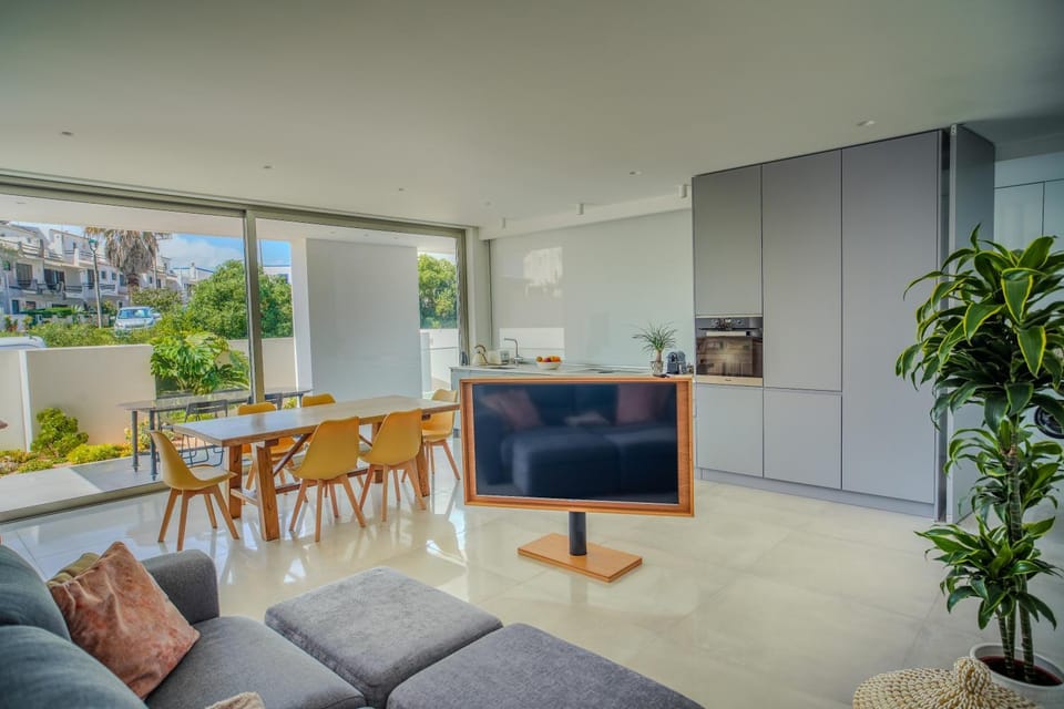 Communal lounge/ TV room, TV and multimedia, Kitchen or kitchenette, Living room, Seating area, Dining area, minibar, pet friendly