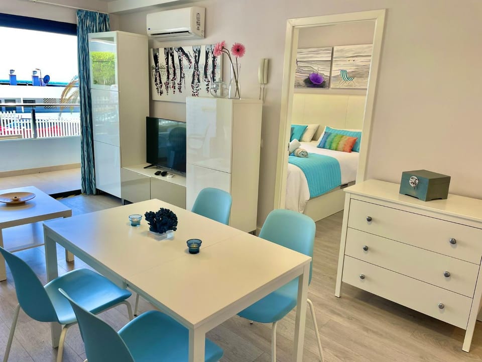 Bed, TV and multimedia, Living room, Photo of the whole room, Seating area, Bedroom