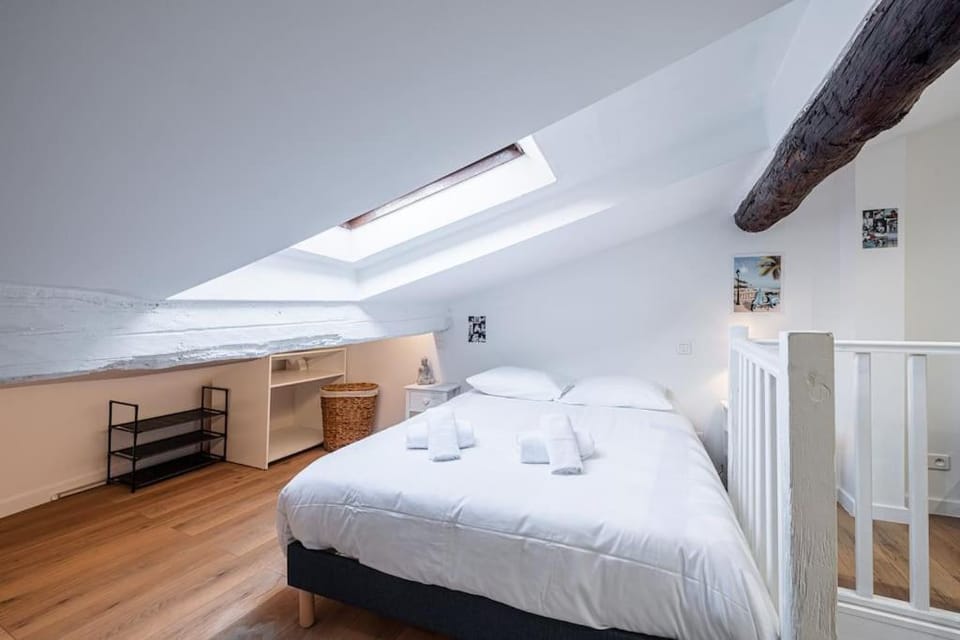 Bed, Photo of the whole room, Bedroom