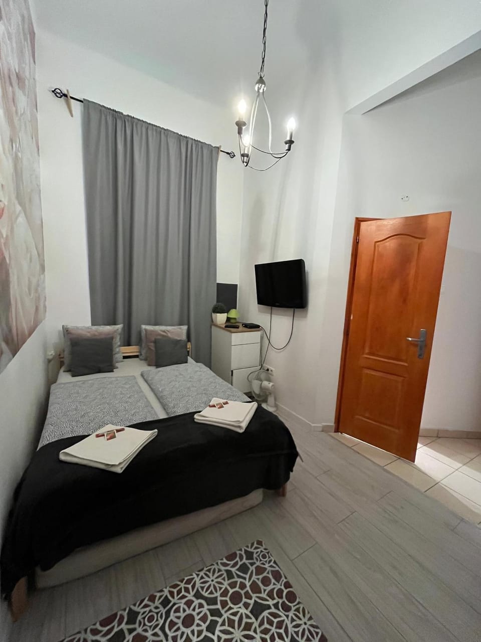 Bed, TV and multimedia, Photo of the whole room, Bedroom, wardrobe