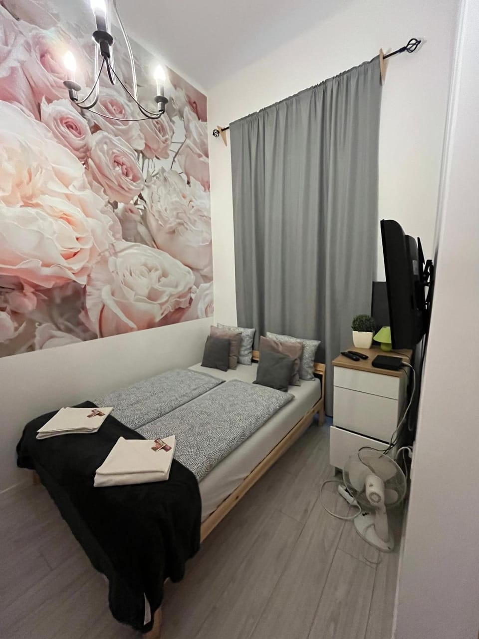Bed, TV and multimedia, Photo of the whole room, Bedroom, towels