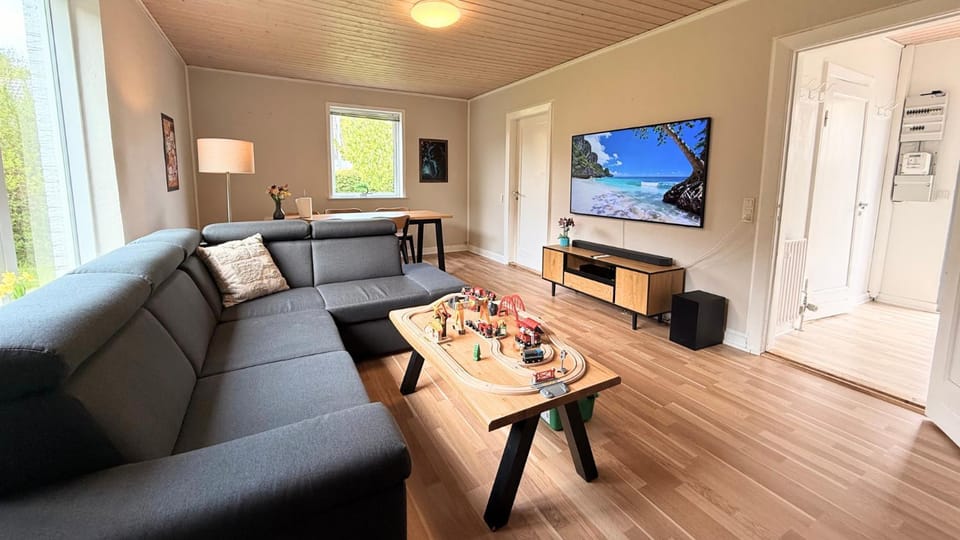 TV and multimedia, Living room, Seating area, Dining area, Evening entertainment