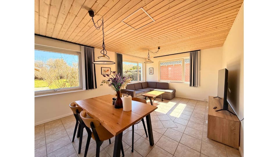 TV and multimedia, Living room, Dining area