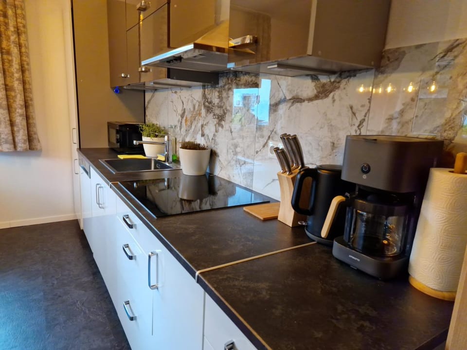 Coffee/tea facilities, Kitchen or kitchenette, Dining area, dishwasher, stove, toaster