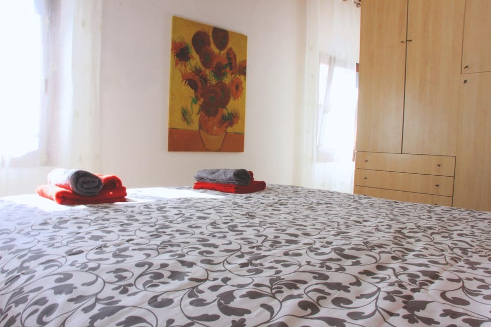 Bed, Photo of the whole room, Bedroom, towels, wardrobe