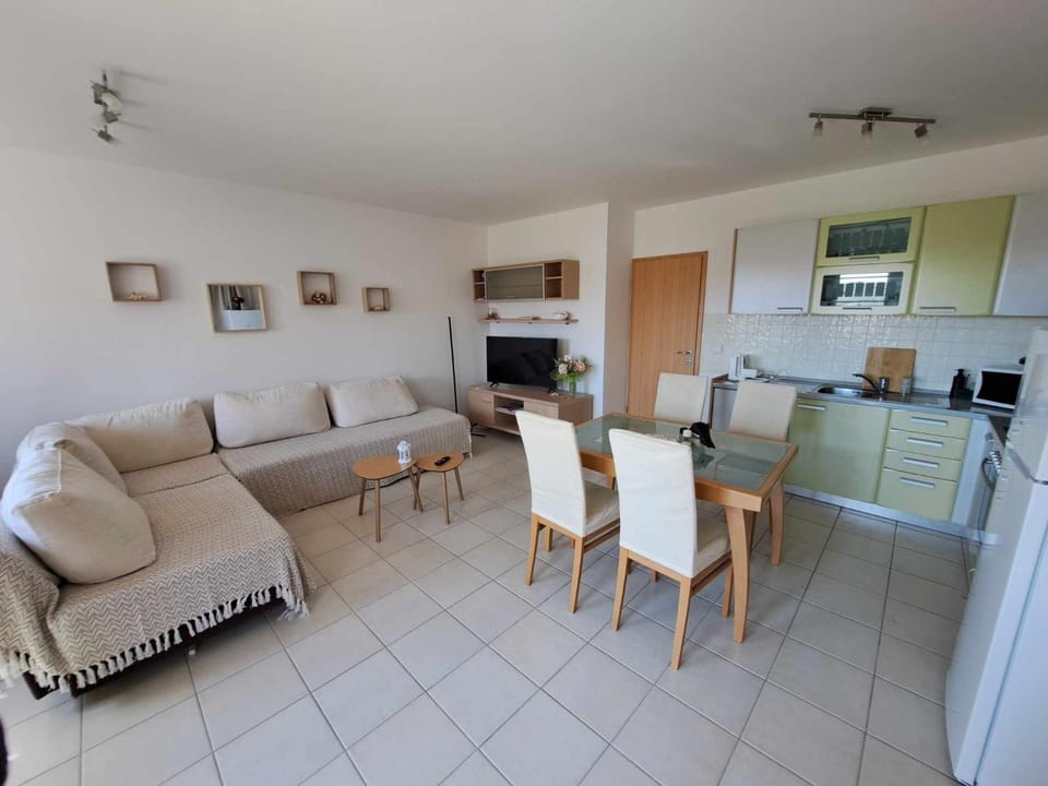 TV and multimedia, Kitchen or kitchenette, Seating area, Dining area, oven, stove