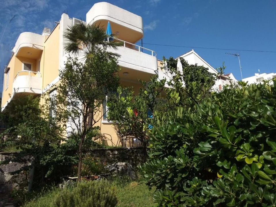Property building, Day, Garden, Garden view